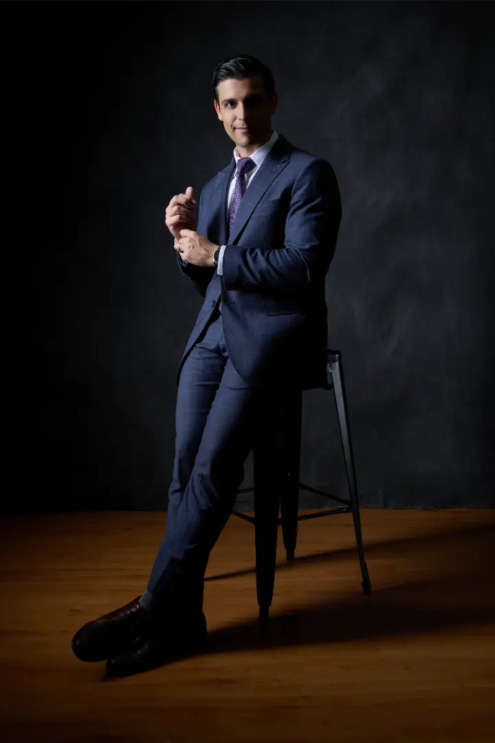 Dr. Leandro Miranda em pé, médico criador do programa FibroCare360 para fibromialgia